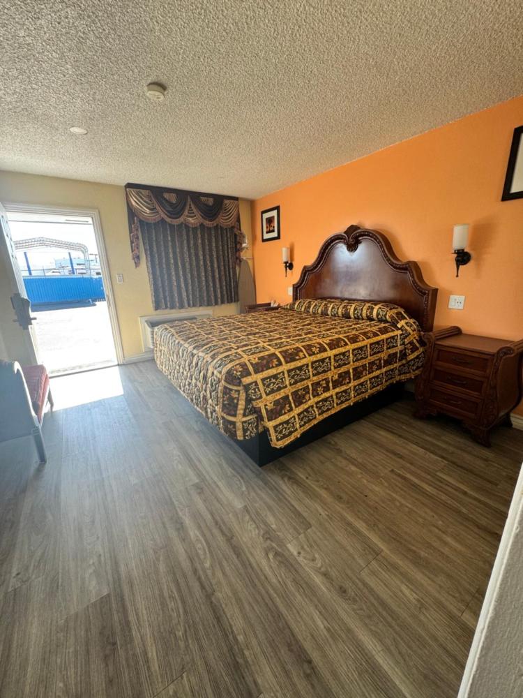 King Room - Non-Smoking interior